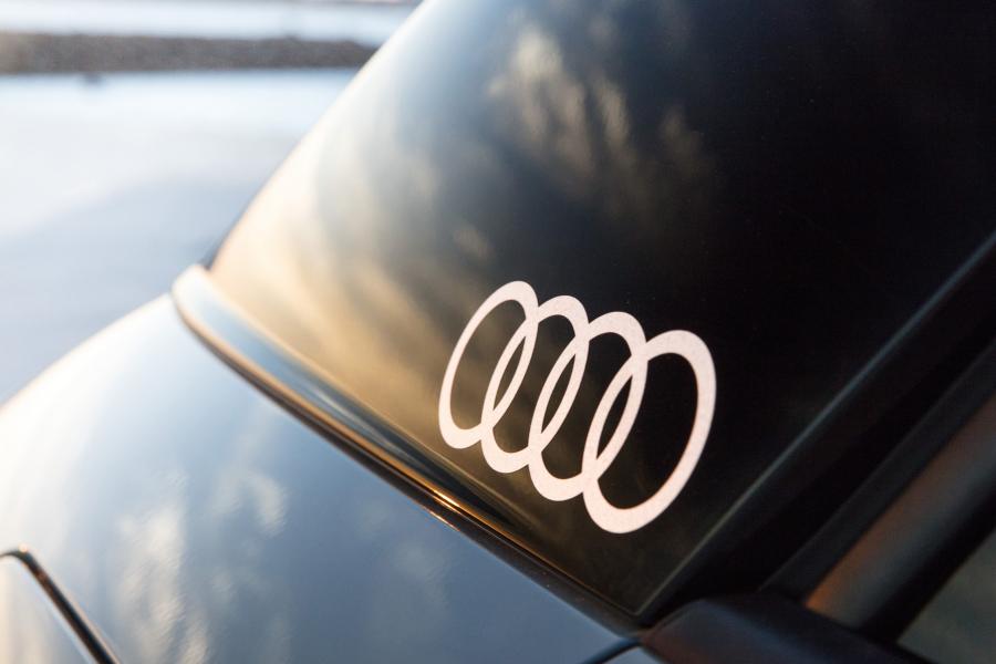 Логотип Audi Q2 TDI Quattro S-Line 2017 года  (AU) (фото 6 из 20)